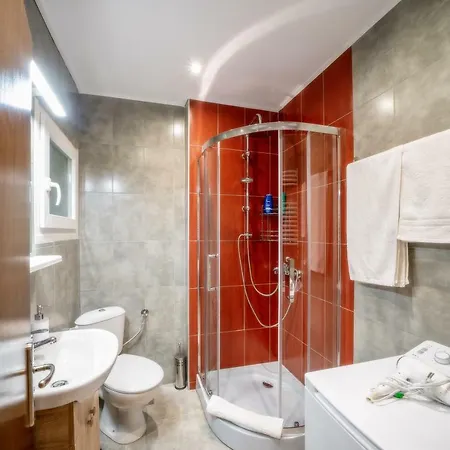 Deluxe Apt.